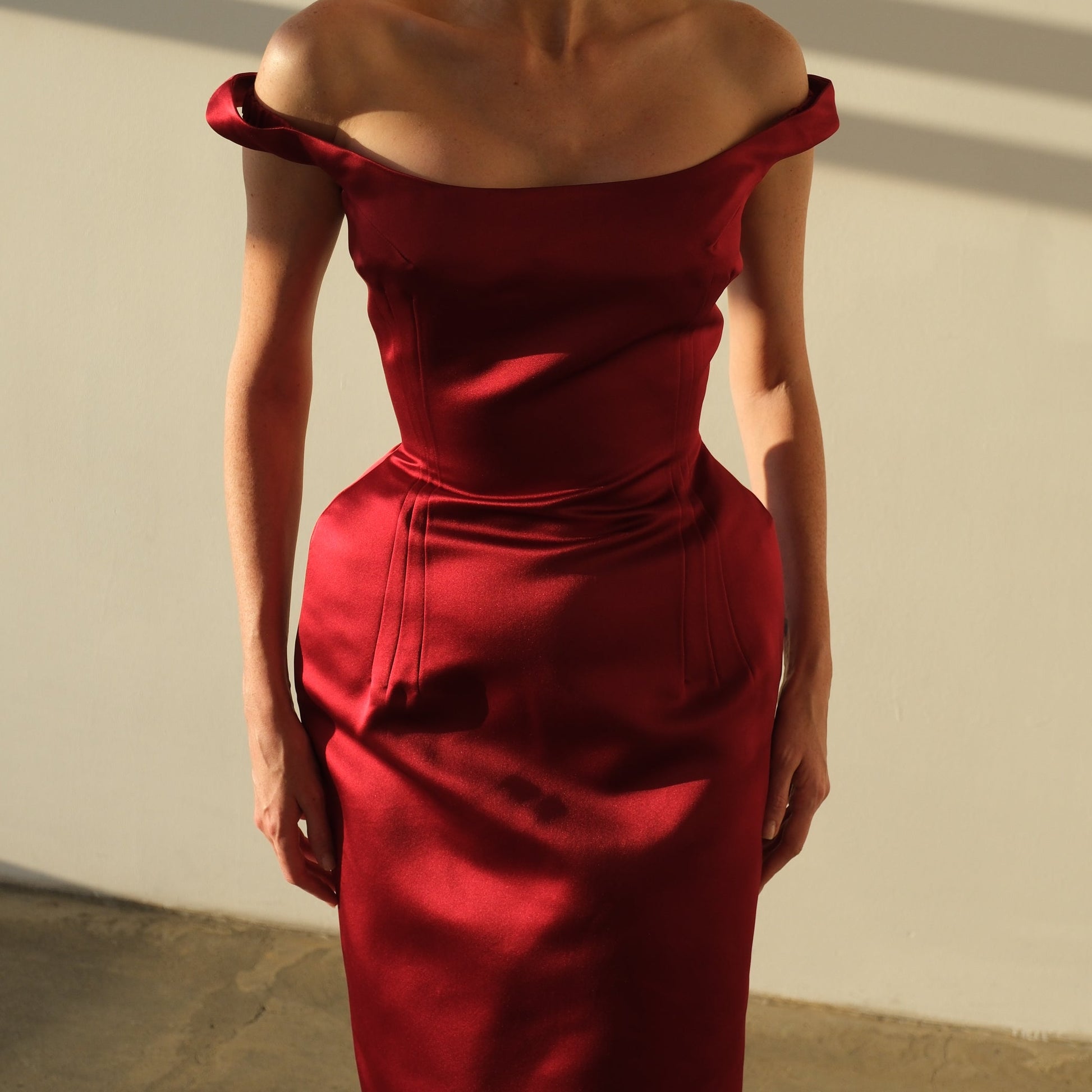 Off-Shoulder Hip Pad Midi Dress